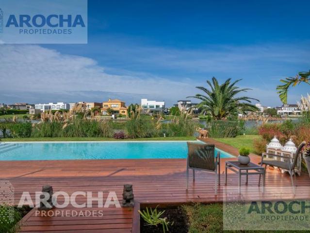 Casa venta o alquiler doble lote a la laguna