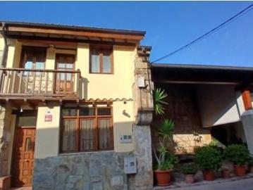 Cabezón de la Sal, Cantabria - Plaza aparcamiento