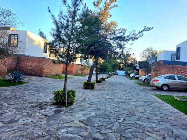 Casa venta coto pequeño, estudio, estar de tv, jardín Los Gavilanes Tlajomulco de Zúñiga
