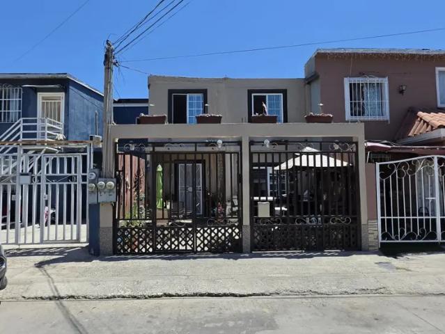 CASA VENTA EN OTAY JARDIN, EXCELENTE CONSERVACION, FRENTE A UABC, 4 RECS, 2 ESTAC. $ 3,750,000 PESO