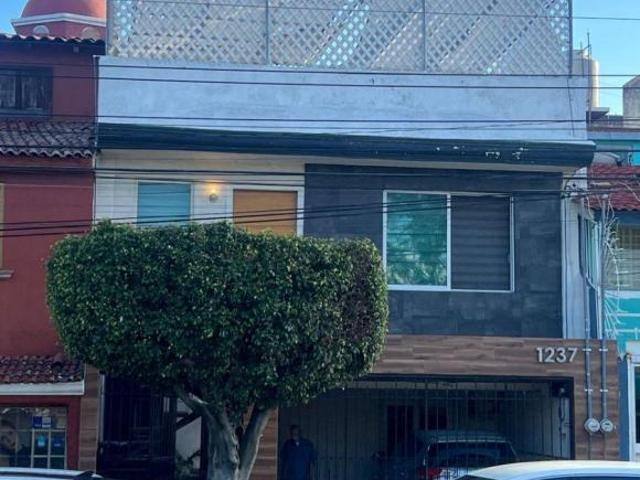Casa VENTA frente a Walmart, La Cima en Zapopan en Av. Juan Gil Preciado, Colonia Arcos de Zapopan