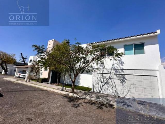 Casa Venta grande salida facil Plaza Constituyentes Corregidora Queretaro