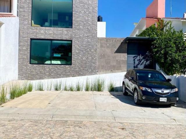 CASA CON ALBERCA CLIMATIZADA, EN PRIVADA, EXCELENTE UBICACIÓN
