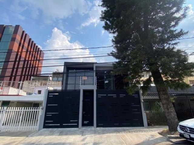 Casa VENTA REMODELADA en CHAPALITA