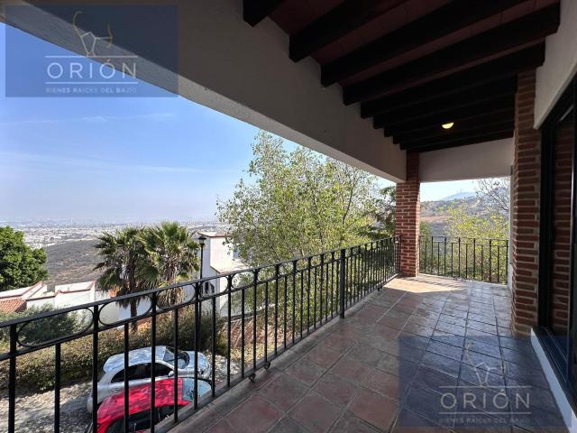 Casa Renta o Venta Vista Real Queretaro con Chimenea y Terraza cerca Plenus Fontanar Tec Milenio