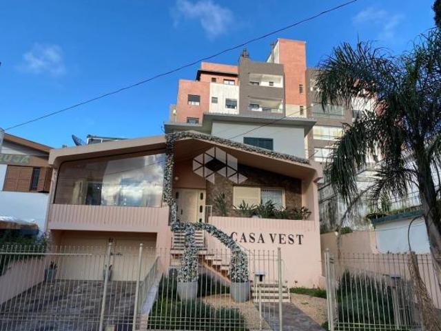 Casa versátil na Av. Fernando Ferrari com 343m²