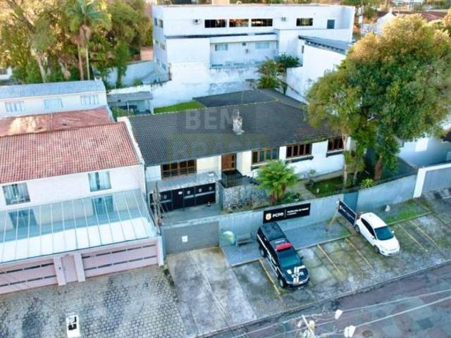 Casa Versátil no Boa Vista: Excelente para Comércio ou Residência com Amplo Terreno e ZR3!