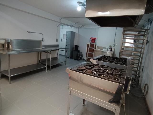 CASA VERSATIL CON INSTALACIONES PARA ESCUELA CULINARIA O DARK KITCHEN