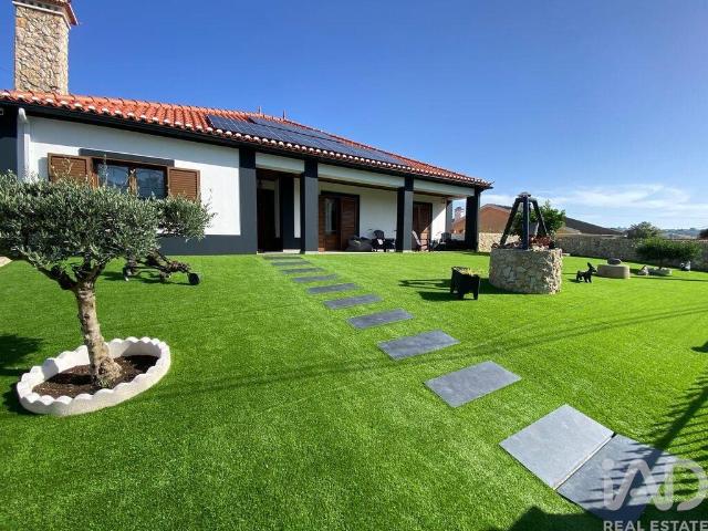 Casa / Villa em Dois Portos e Runa de 168 m²