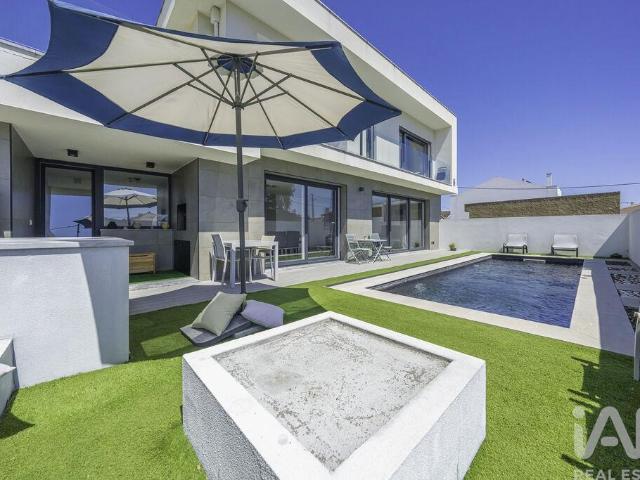 Casa / Villa T4 em Amora de 240,00 m²