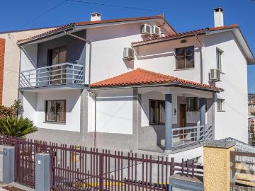Casa / Villa T4 em Sé, Santa Maria e Meixedo de 200 m² 200m² Bragança