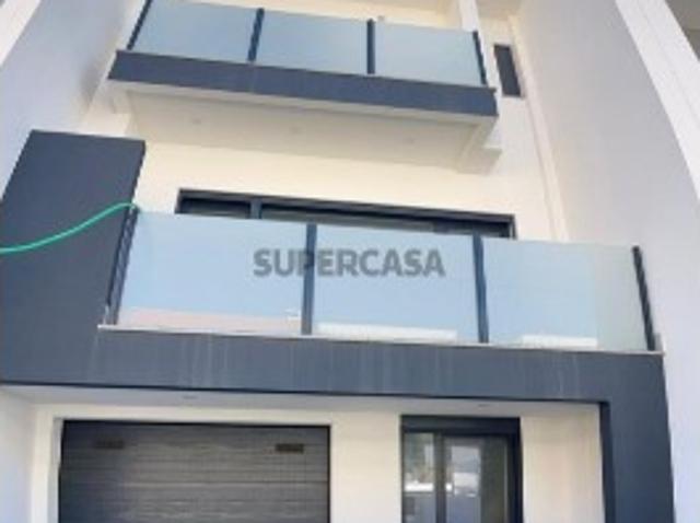 Casa / Villa T5 em Corroios de 120,00 m²