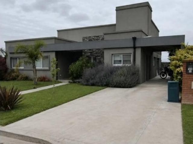 Casa vista a la laguna con pileta y parrilla