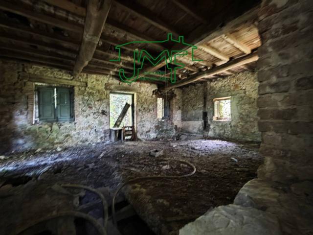 Casa y cuadras, que necesitan rehabilitacion total, con finca de 52.000m2 situada a 15 km de Oviedo
