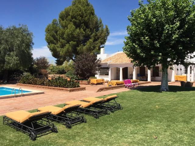 Casa y finca con piscina en el centro de Andalucía