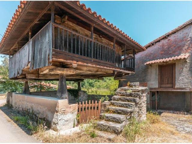 Casa y horreo en Santullano, Las Regueras