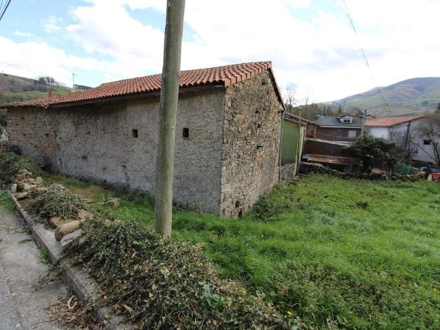 Casa y parcela de terreno urbano en Arenas de Iguña Cantabria