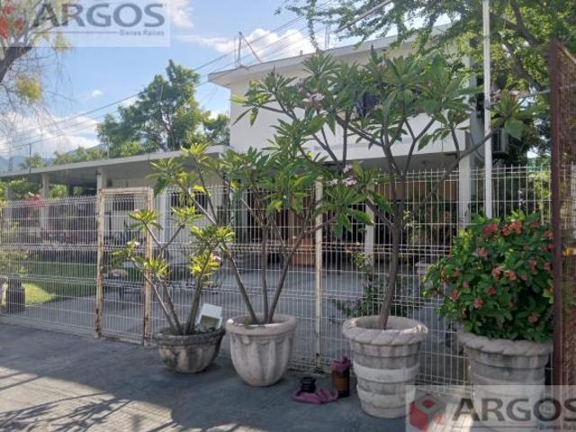 Casa y Terreno Comercial en VENTA