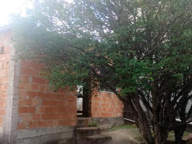 CASA 04 QUARTOS E 05 VAGAS