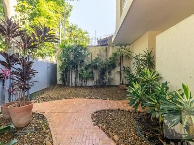 Casa 05 dormitórios, 03 vaga em Pacaembu