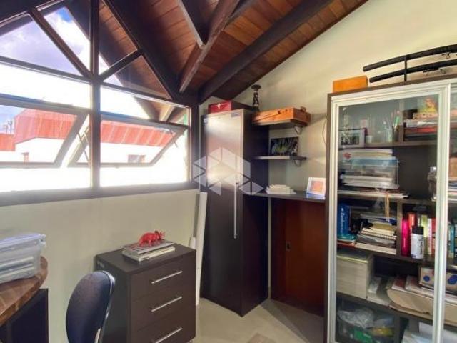 Casa 03 dormitórios com 263m² privativos próximo a Sogipa e Pastor Dohms Higien