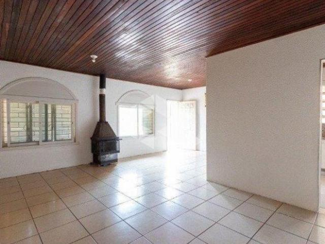 Casa 03 dormitórios e amplo pátio com churrasqueira