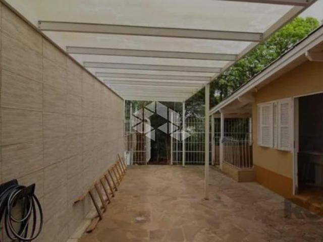 Casa 03 dormitórios, 02 vaga, com pátio, bairro Medianeira