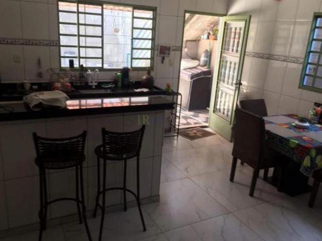 CASA 03 QUARTOS, TERRAÃ?O E 02 VAGAS