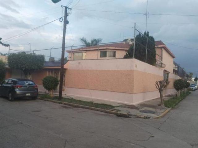 Casa 240 m2 DE TERRENO DOBLE TERRENO !con 3 recámaras en venta, Las Arboledas