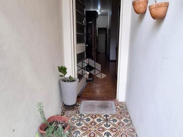 Casa 2 dormitórios, 2 banheiros, 6 vagas, pátio, churrasquiera, lavanderia, gradeada