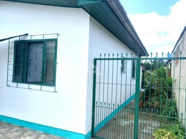 Casa 2 dormitorios com churarasqueira, terreno 500m² na Mathias Velho.