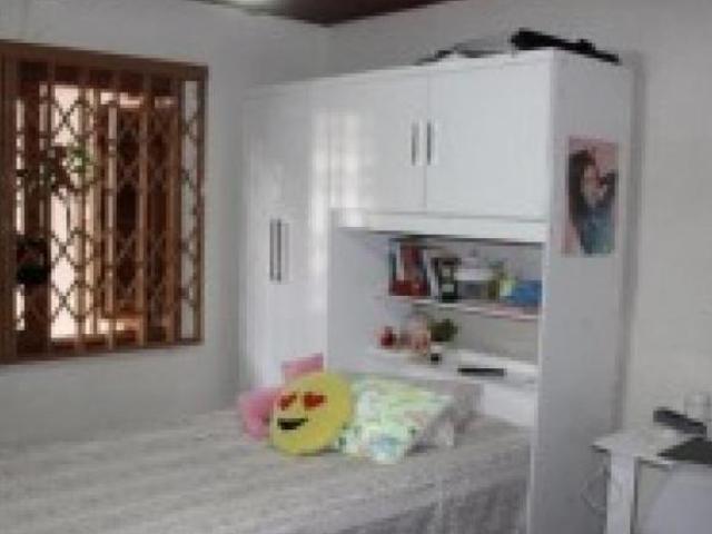 Casa 2 dormitórios com lindo jardim no recuo