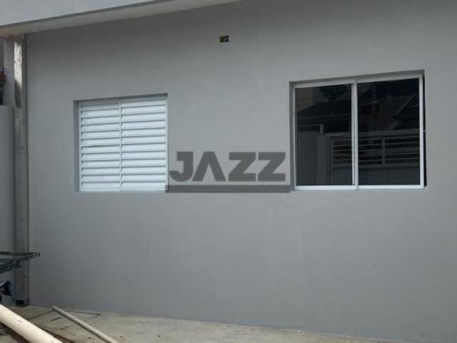 Casa 2 Dormitórios com Suíte e Quintal à Venda