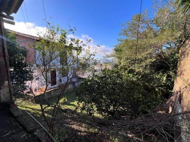 Casa 2 dormitórios em amplo terreno de 1.179m² no bairro Vila Assunção, Porto Alegre, próximo à Pere