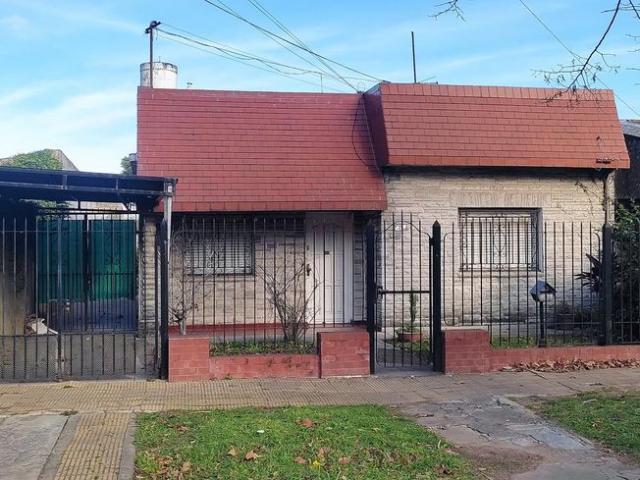 Casa 2 DORMITORIOS EN LA CALLE SAENZ PEÑA AL 100 A MTS DE AMENEDO
