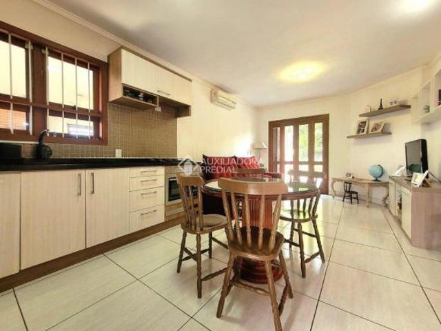 Casa 2 dormitórios, quase um sitio dentro da cidade !