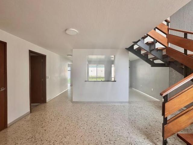 Casa 2 Niveles con Oficina Independiente y Jardín Amplio