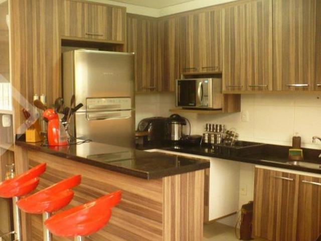 Casa 2 pavimentos, 3 quartos amplos, 1 suíte grande