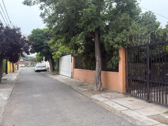 CASA, 2 PISOS, 2 DORM, 2 BAÑOS, TERRENO AMPLIO