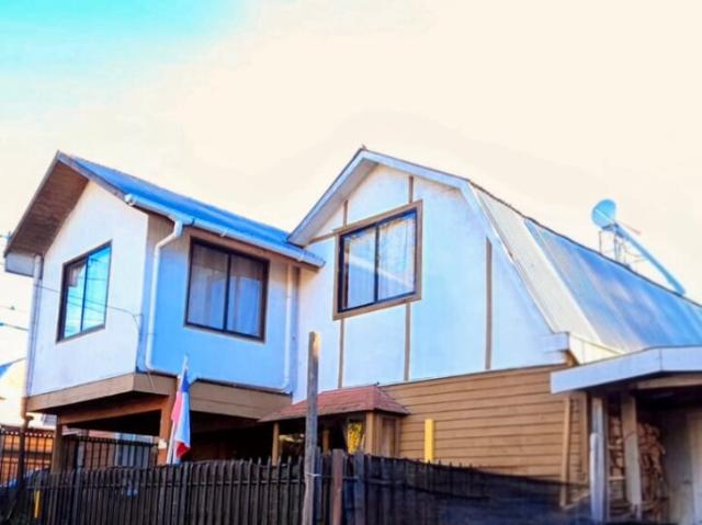 CASA 2 PISOS A PASOS DEL CENTRO DE PUCON 3 DORM 2 BAÑOS