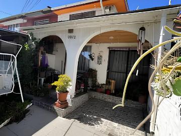 Casa 2 pisos en avenida, ampliada y regularizada