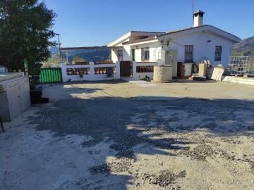 SE VENDEN 2 CASAS Y 1 APARTAMENTO CON PISCINA Y ARBOLES FRUTALES