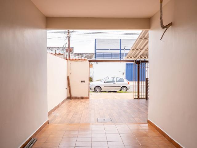 Casa 2 quartos no Setor Campinas com muro compartilhado