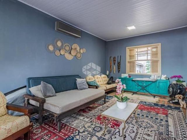 Casa 2dormitórios com pátio frente e fundos 2 vagas carro Bairro Navegantes Porto Alegre RS