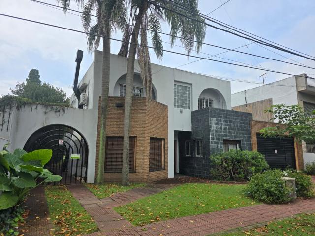 Casa 3/4 dormitorios, amplio jardín, pileta