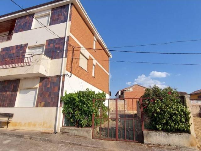 Casa individual 370 m2 con patio, Canalejas Almanza