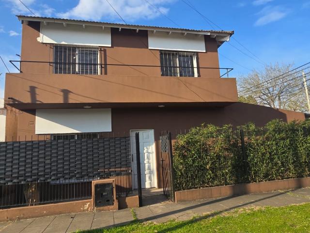 CASA 3 AMB CON PATIO Y PILETA