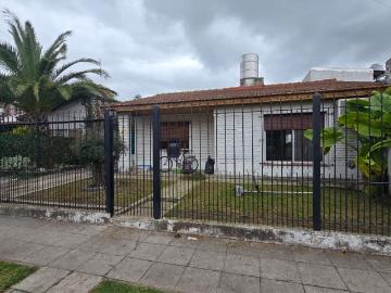 CASA 3 AMB. ENTRADA AUTO/ PILETA, QUINCHO Y JARDIN