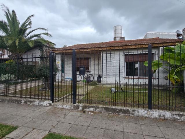 CASA 3 AMB. ENTRADA AUTO/ PILETA, QUINCHO Y JARDIN