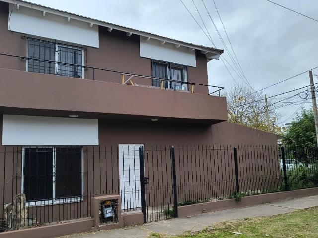CASA 3 AMB. 2 PLANTAS C/ PARQUE Y PILETA